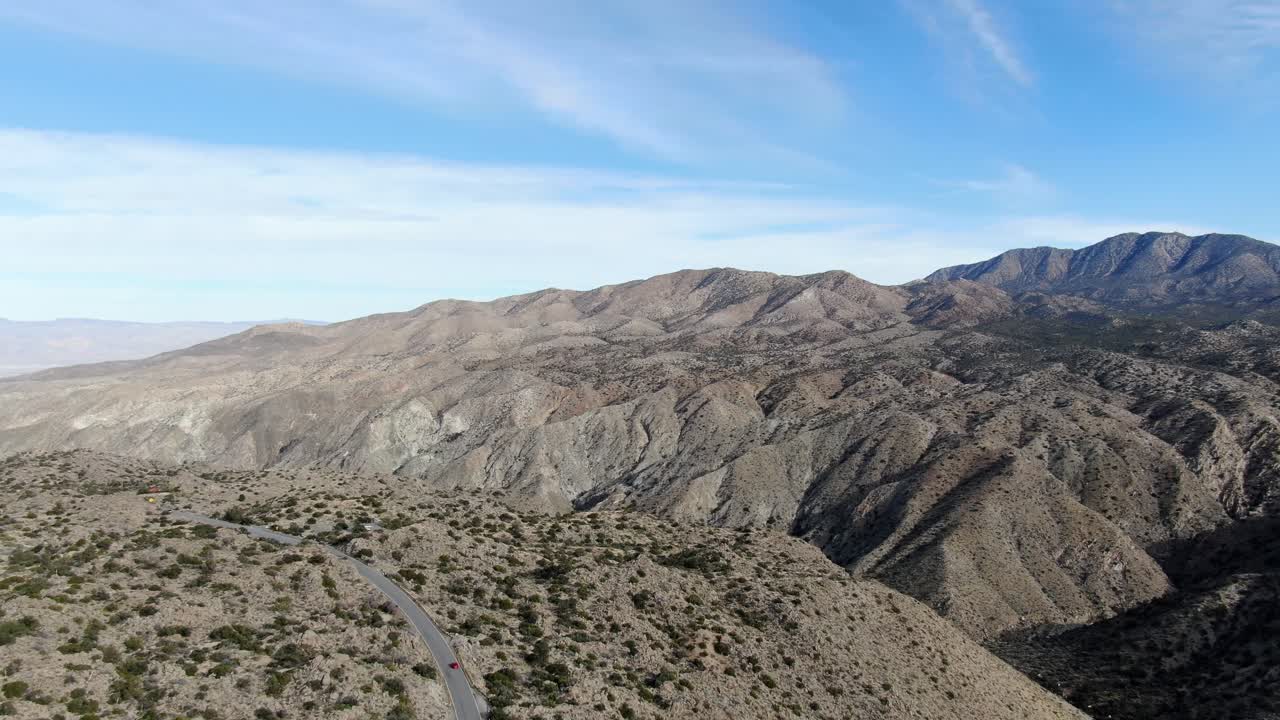 conducir en coche por las pintorescas carreteras de las montañas de cahuilla, carretera panorámica a través del vasto paisaje desértico, california, ee.uu.