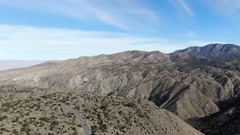 Conducción-De-Automóviles-En-Carreteras-Panorámicas-De-Las-Montañas-Cahuilla,-Carretera-Panorámica-A-Través-De-Un-Vasto-Paisaje-Desértico,-California,-Estados-Unidos