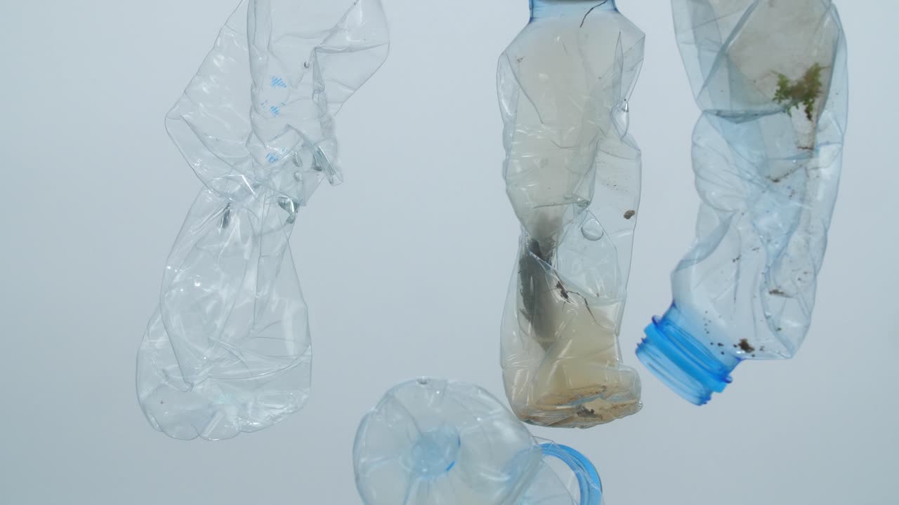 바다에서 플라스틱 오염 문제 개념의 수중 영상