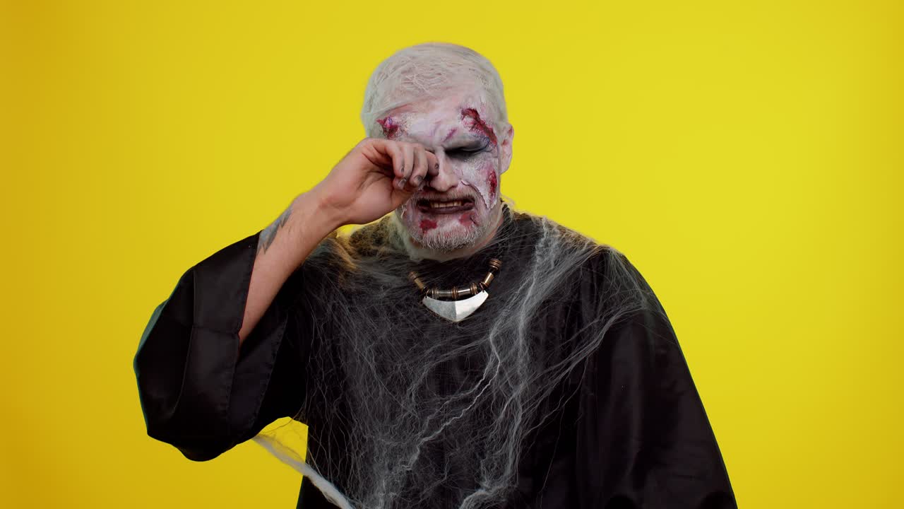 화가 난 할로윈 좀비 남자는 눈물을  ⁇ 고 절망으로 울며, 불공평한 일 때문에 슬퍼합니다.