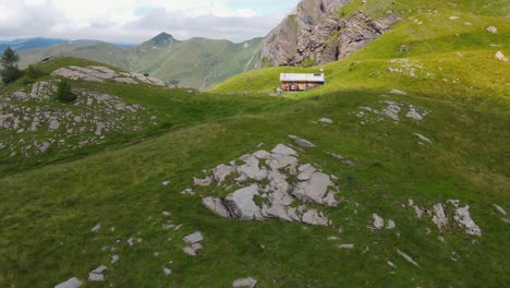 Vuelo-Cinematográfico-Sobre-Un-Hermoso-Lago-De-Montaña