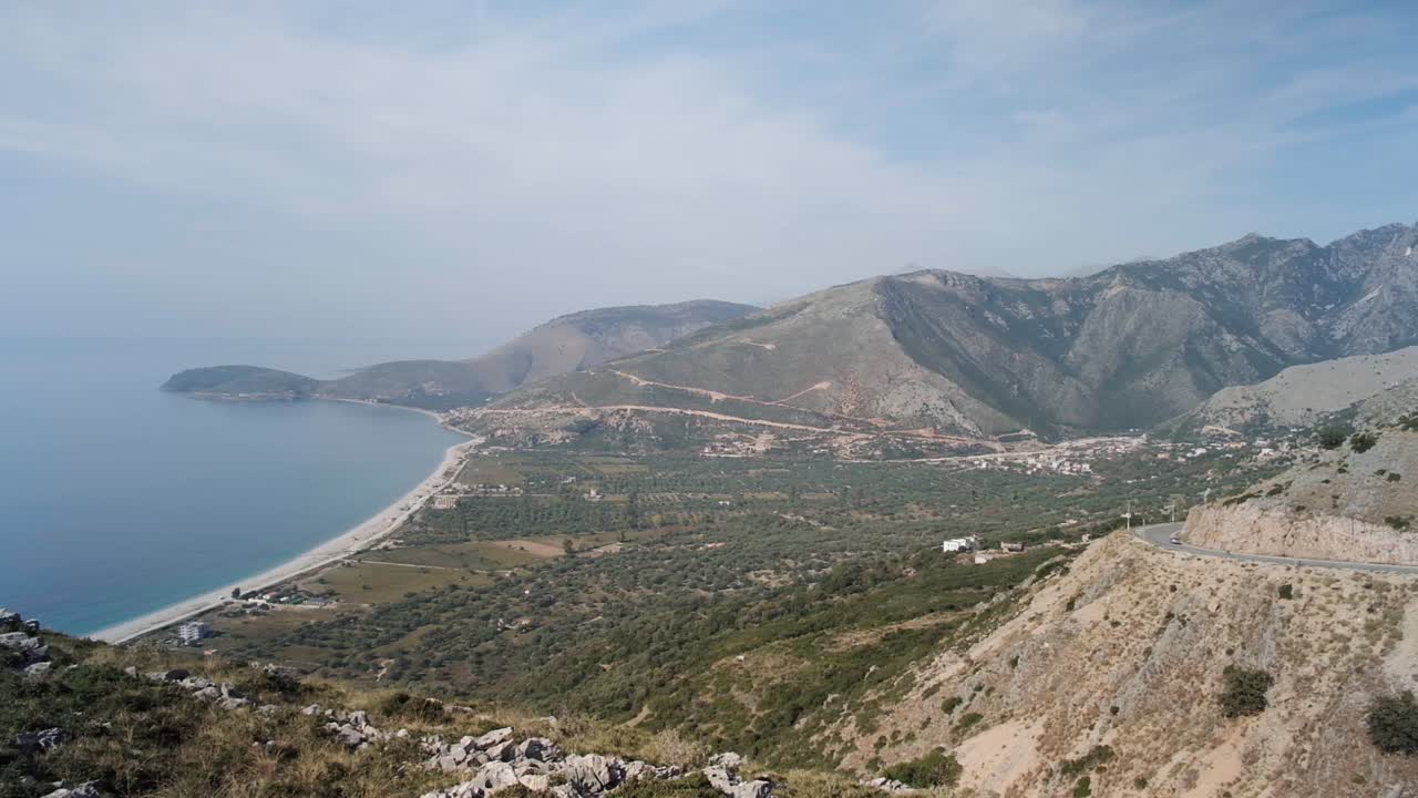 playa de borsh a lo largo de la riviera albanesa en vacaciones de verano