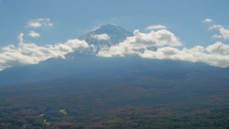 timelapse sobre el monte fuji en un día despejado con nubes en movimiento. amplia vista panorámica