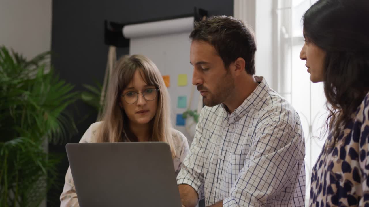 profesionales creativos de la generación del milenio trabajando en una oficina creativa