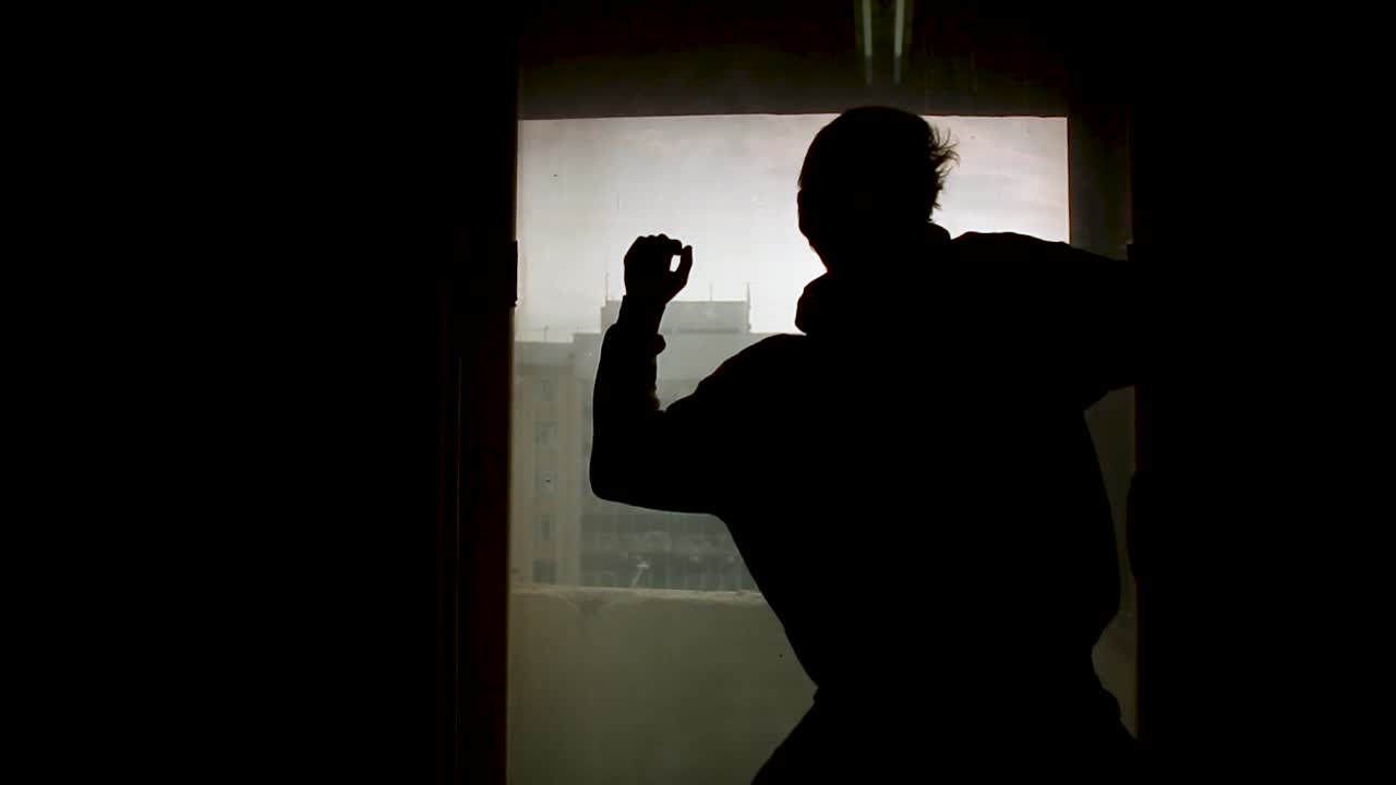 창문에 있는 남자 실루