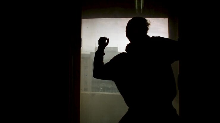 Silhouette di un Uomo alla Finestra