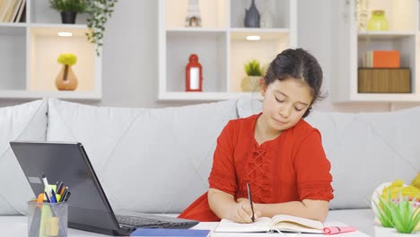 La-Niña-Que-Estudia-Está-Terminando-Su-Tarea.