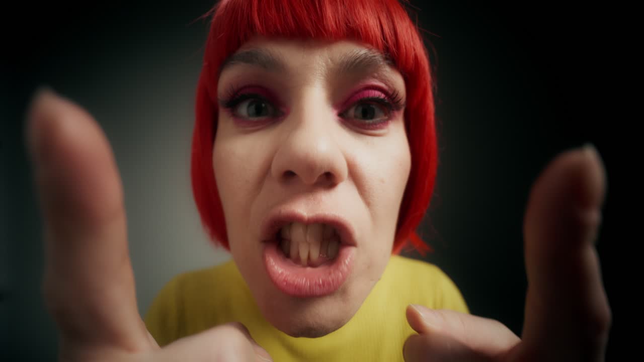 빨간 머리카락과 재미있는 표정의 여자