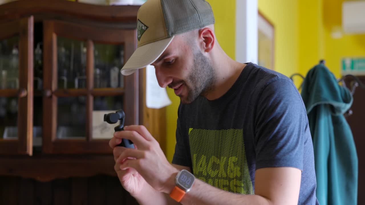 cineasta independiente que utiliza y prueba un pequeño estabilizador de gimbal de tres ejes en interiores