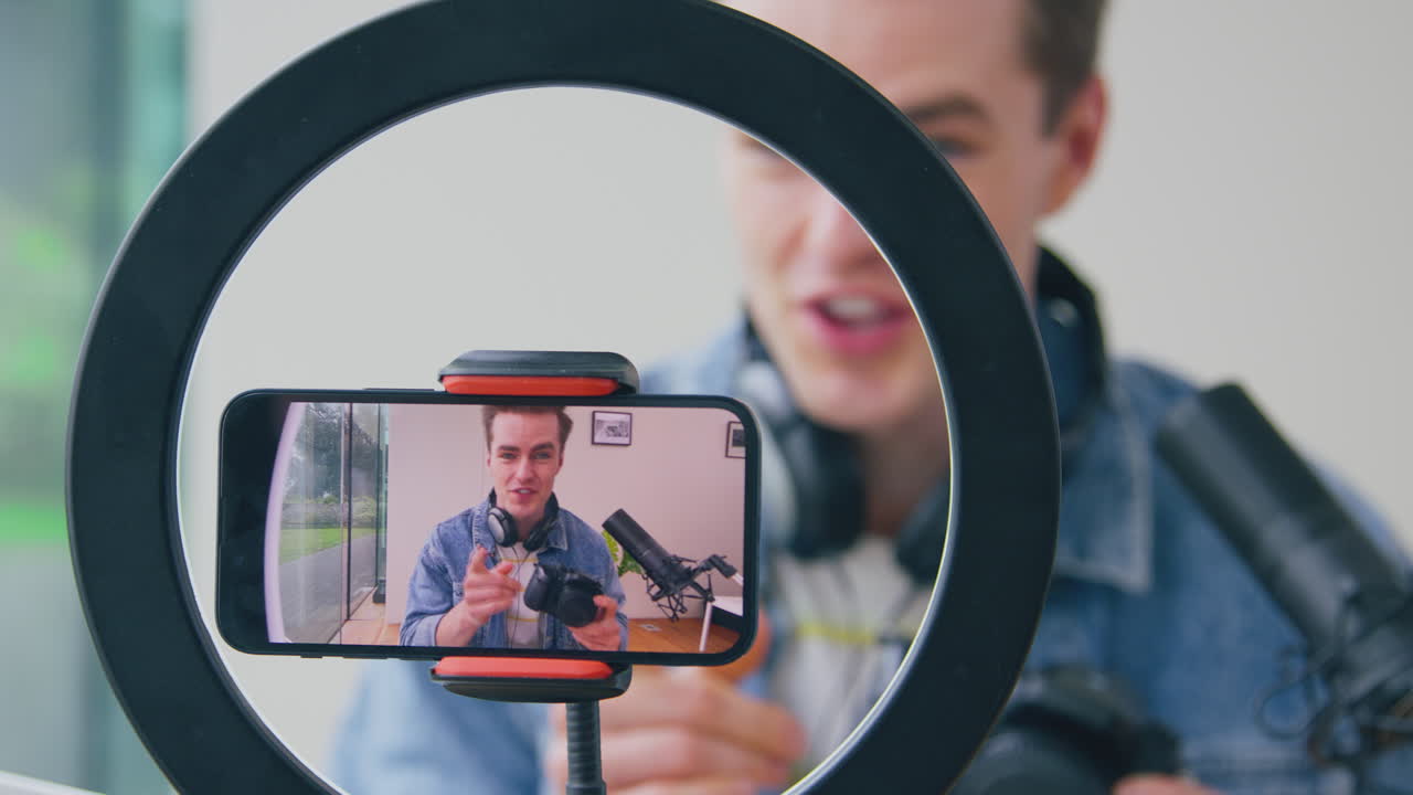 vlogger masculino cámara de transmisión en vivo video de revisión de producto en casa grabado en teléfono móvil