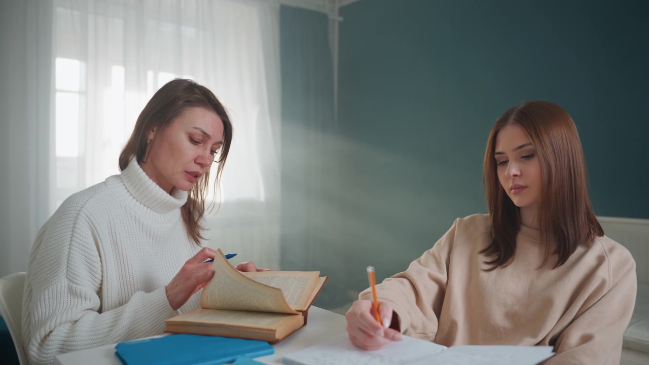 Coach e studente che esaminano un libro, scena in camera da letto illuminata dal sole con libro di testo aperto e matita, feedback e correzioni pazienti, discussione collaborativa, sorrisi gentili, costruzione della fiducia, concentrato.