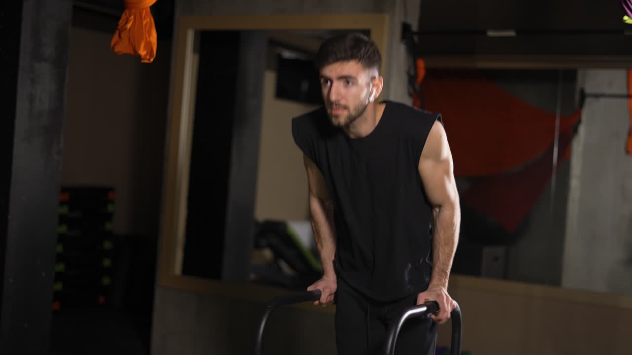 atleta haciendo ejercicio de barra horizontal, pull ups en un gimnasio oscuro