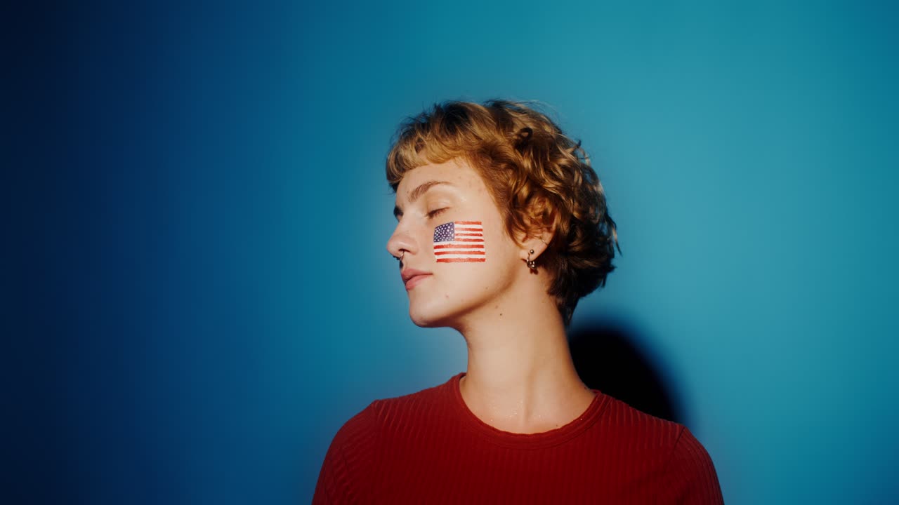 미국 발 얼굴 페인트 를 쓴 여자