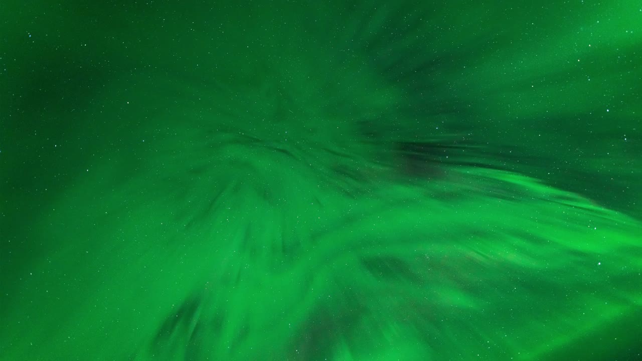 corona de aurora boreal masiva hacia arriba en islandia - video de lapso de tiempo