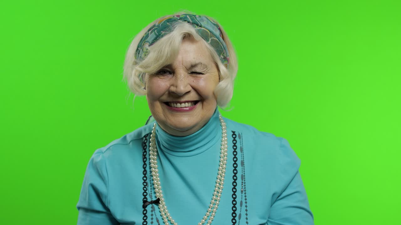 vecchia nonna elegante e alla moda. donna caucasica in posa. chiave croma