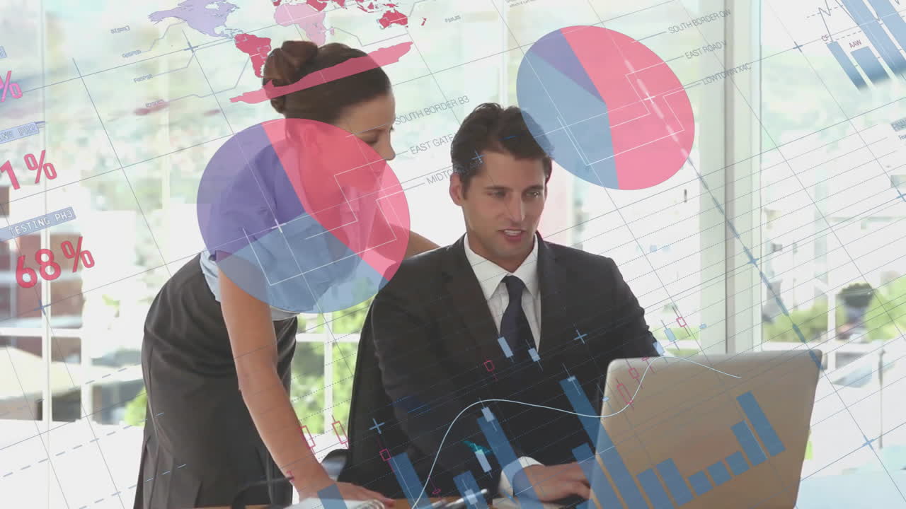 animación del procesamiento de datos financieros sobre diversas personas de negocios en la oficina