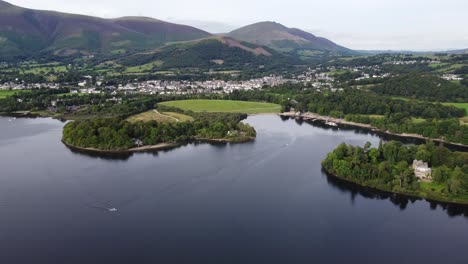 Keswick-Town-Gesehen-über-Derwent-Water-Lake-District-Cumbria-UK-Sommerluftaufnahmen