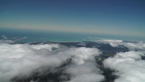 vista aérea de la costa oeste de franz josef, isla sur, nueva zelanda, nubes y océano desde un vuelo panorámico en avión
