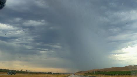 Punto-De-Vista-Nubes-De-Tormenta-Y-Relámpagos-Mientras-Se-Conduce-Por-La-Carretera