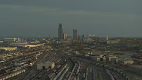 Mobile-Alabama-Aerial-V11-Vogelperspektive-Der-Bahnhöfe-Und-Werften,-Die-Den-Transport-Von-Handelsgütern-Durch-Amerika-Gewährleisten-–-DJI-Inspire-2,-X7,-6k-–-März-2020