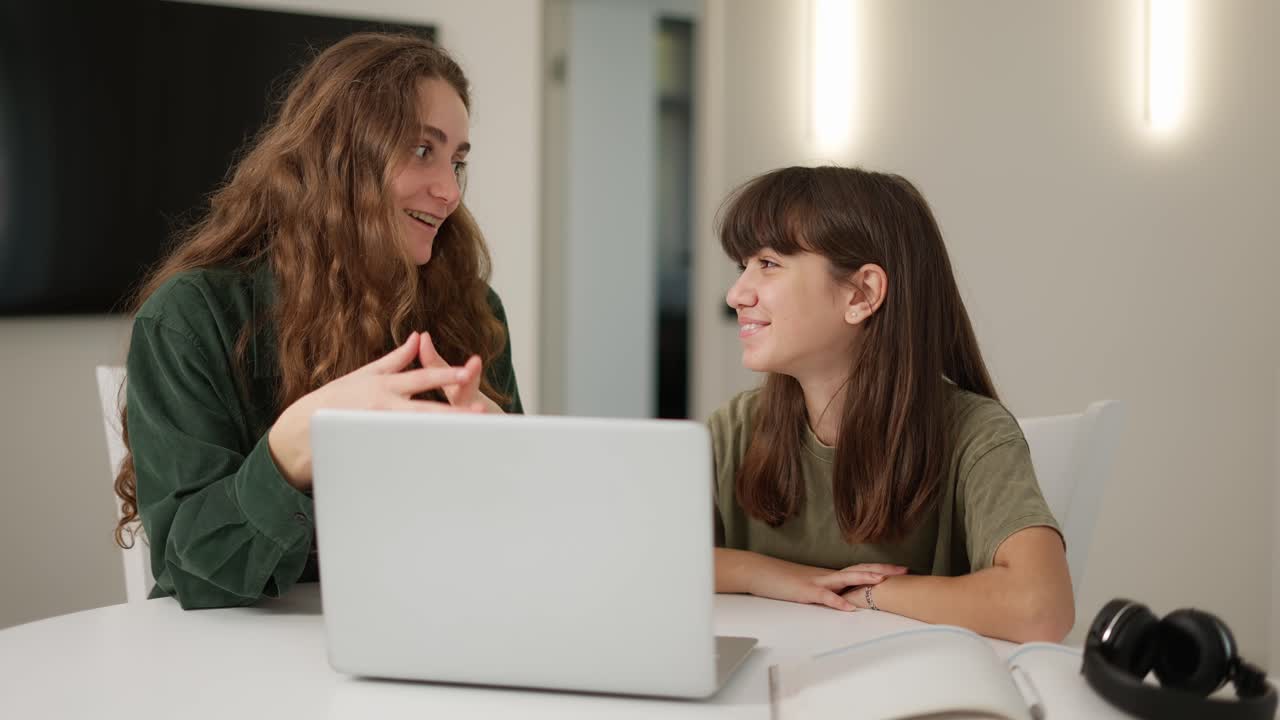 En kvinnelig tenåringsstudent får individuell undervisning fra en ung kvinnelig lærer.