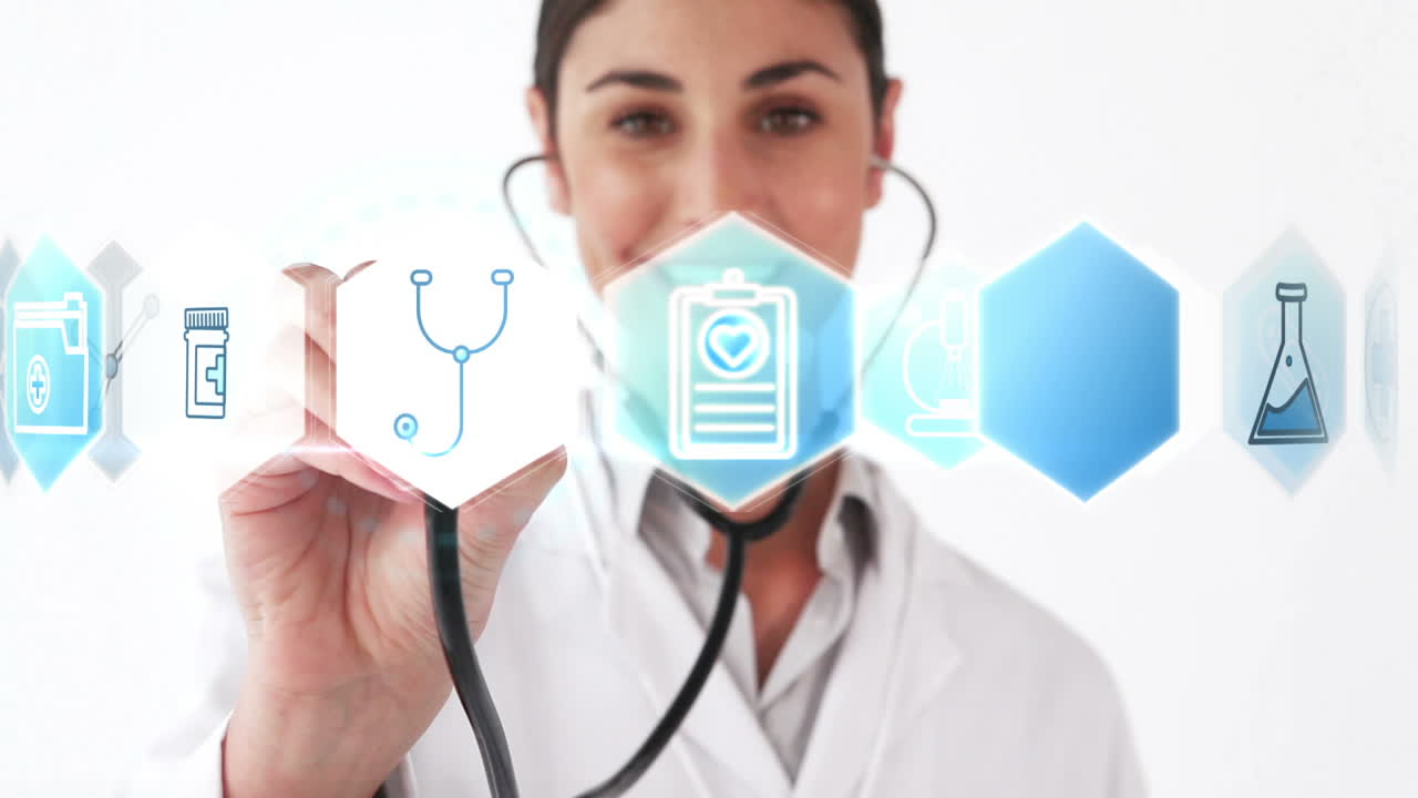 다양한 아이콘을 보여주는 스테토스코프를 들고 있는 미소 짓는 의사