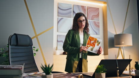 mujer presentando una conferencia en línea de diseño en una oficina moderna.