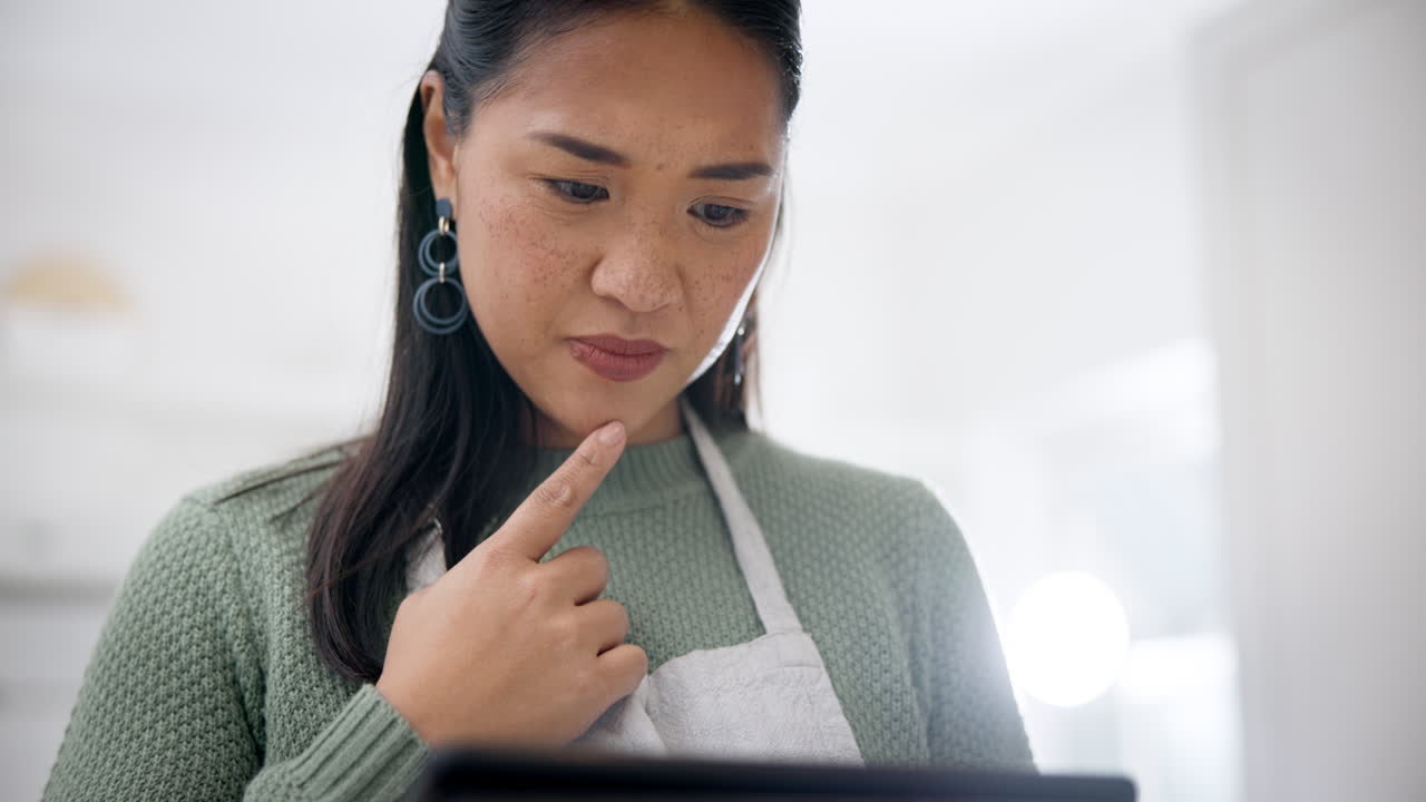 주방, 생각과 태블릿을 가진 여자