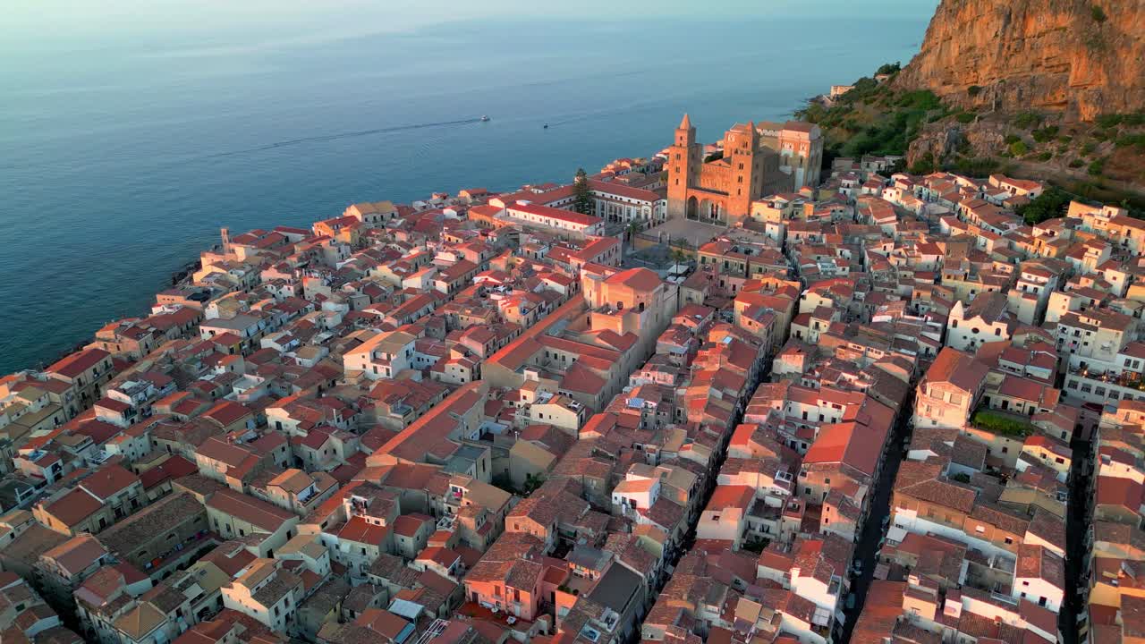 Filmato aereo che mostra Cefalù come classica meta balneare siciliana