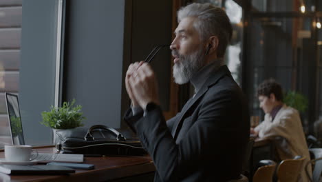 hombre de negocios trabajando en un café