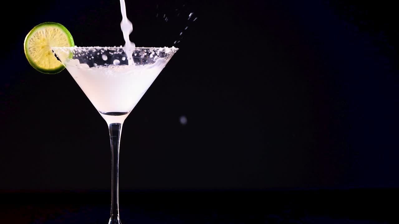 margarita siendo vertida en un vaso de cóctel