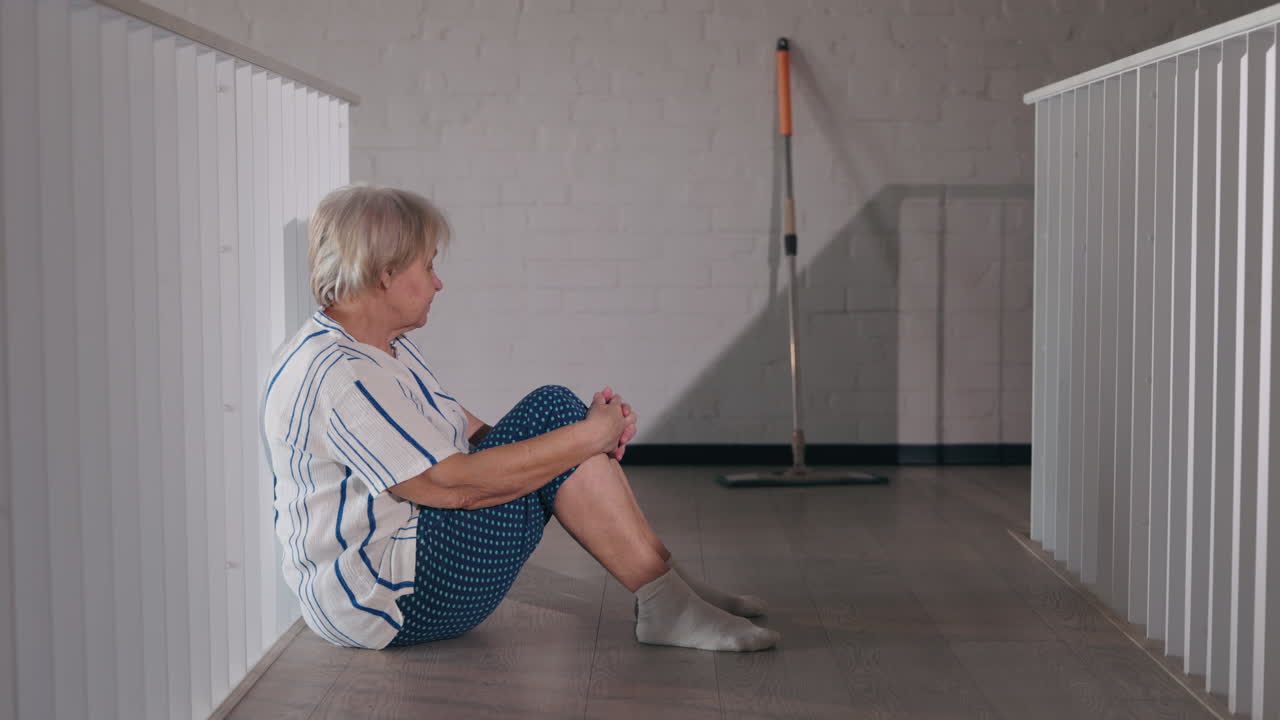 바닥에 앉아 있는 노인 여자