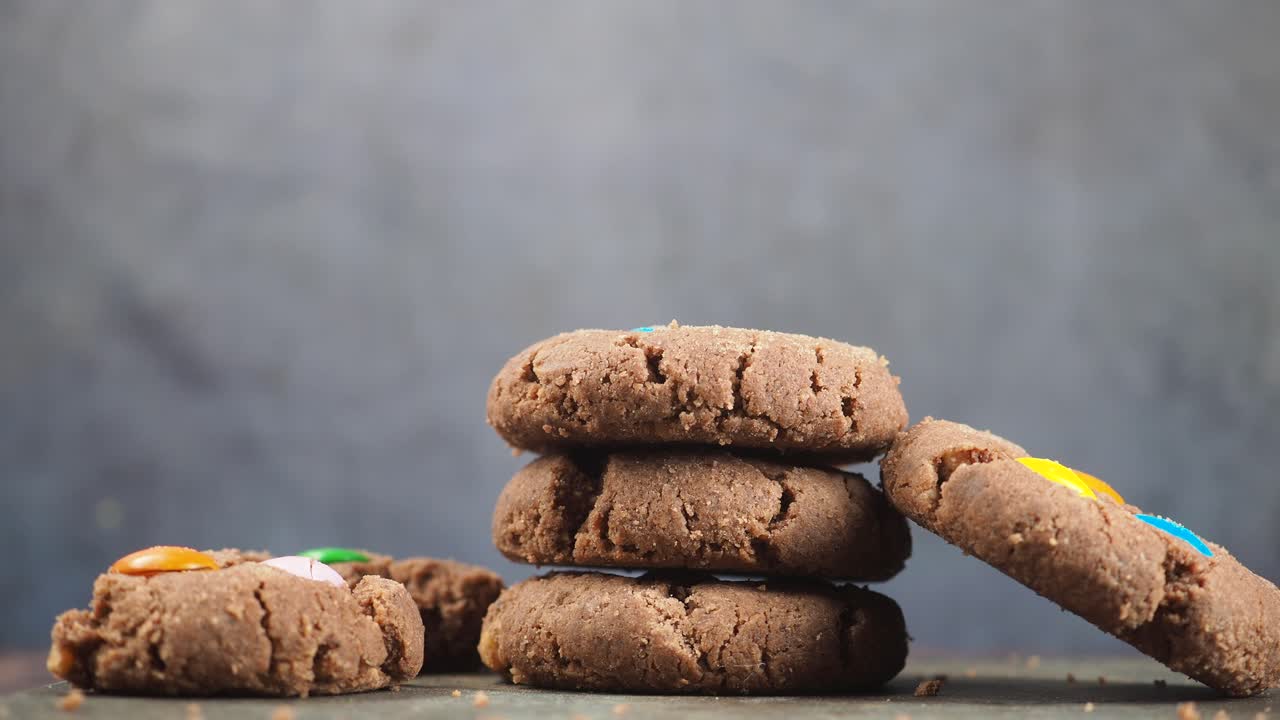 Mano che prende deliziosi biscotti al cioccolato da una pila