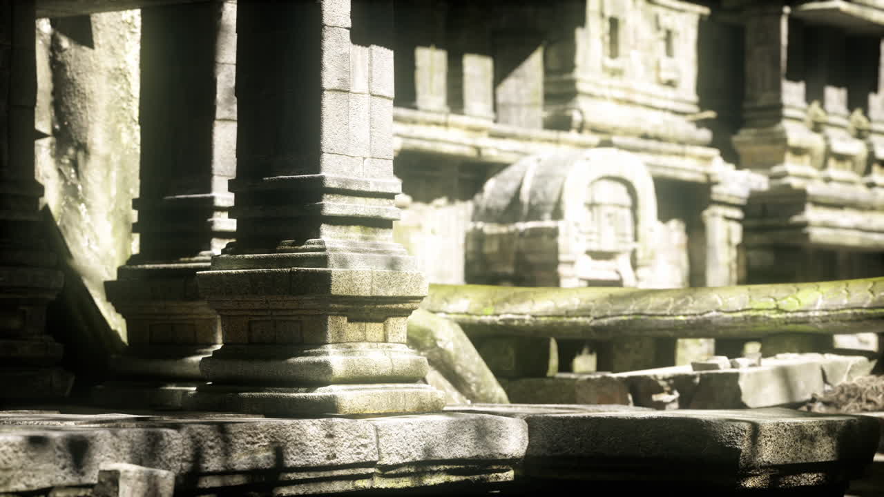 Rovine di un antico tempio in Cambogia con intricate sculture in pietra