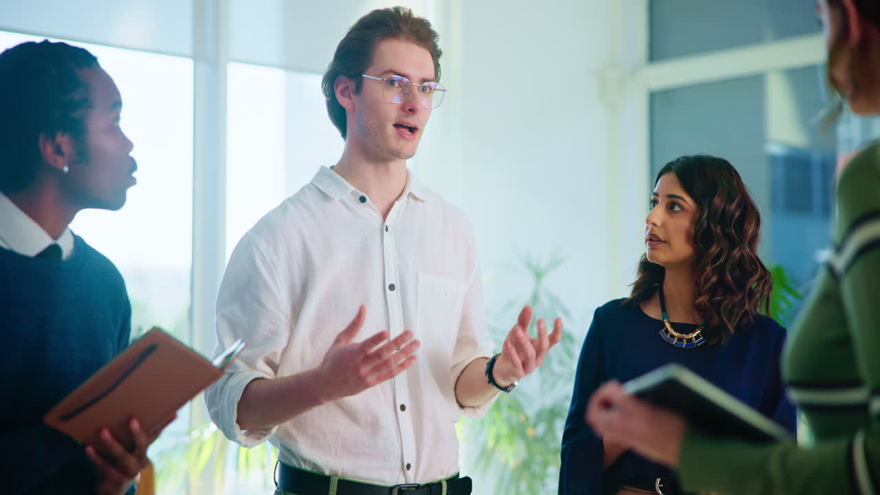 다양한 전문가 그룹이 회의에서 아이디어를 논의합니다.