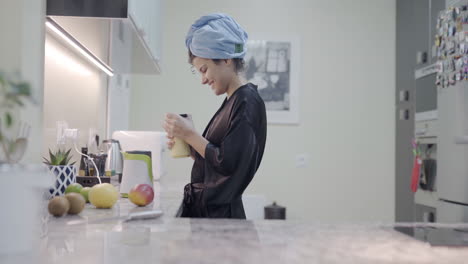 preparando batidos saludables para el desayuno diario por una mujer de raza mixta