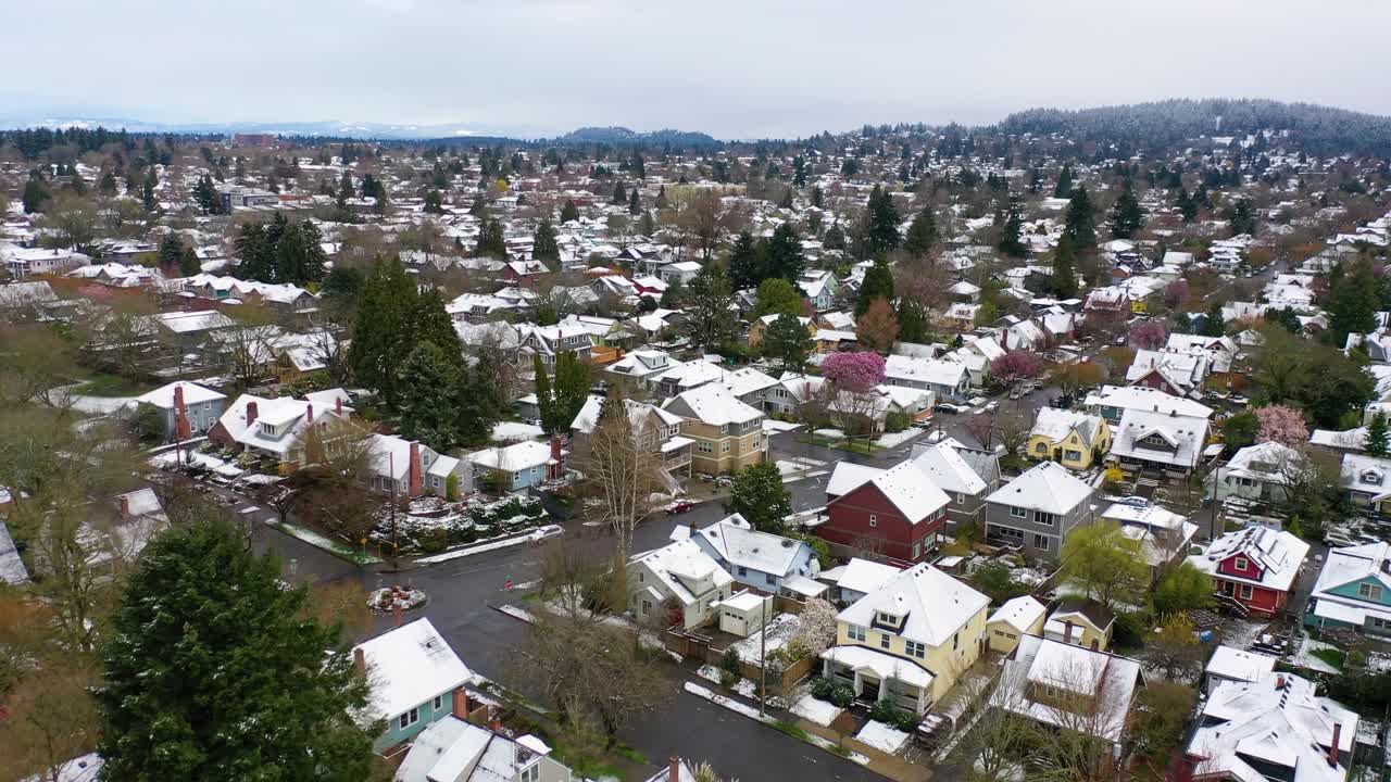 antena sobre invierno nevado barrio casas suburbios en nieve en portland oregon 1