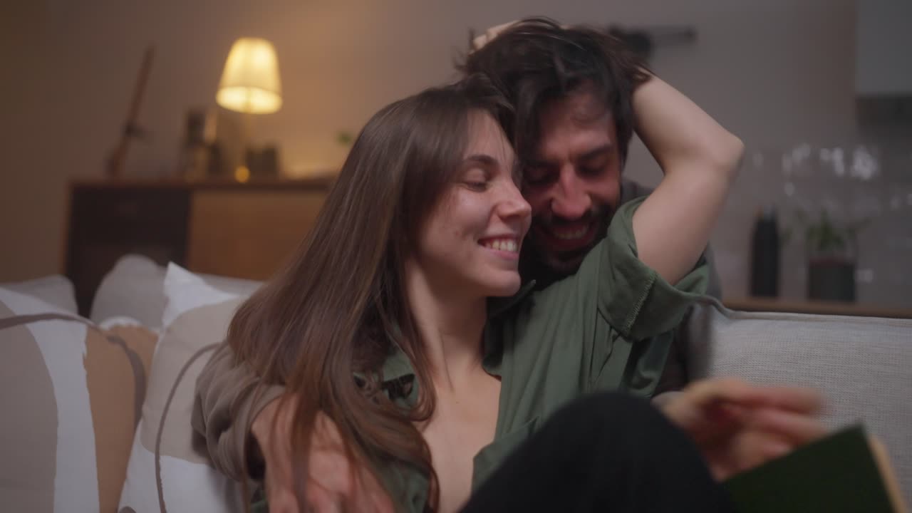 부부가 소파에서 휴식을 취하고 있다