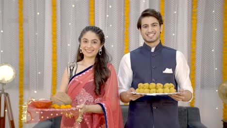 indian couple praying to the god