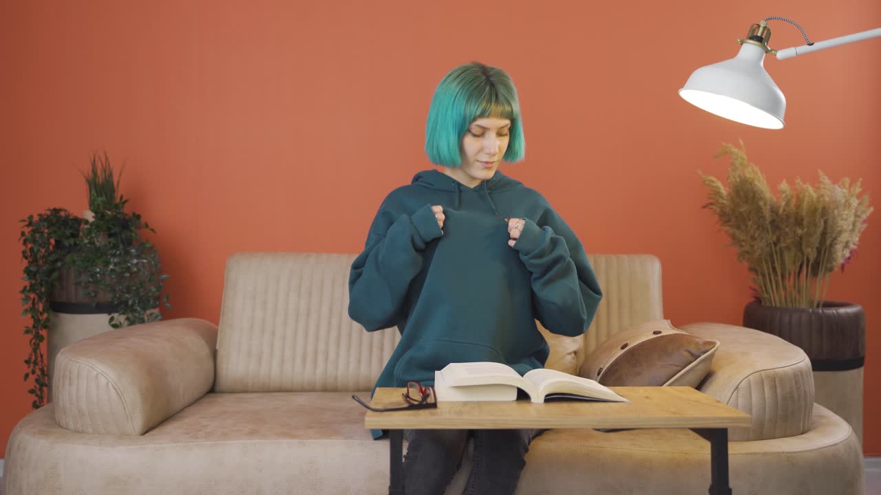 la joven que huele bien es feliz.