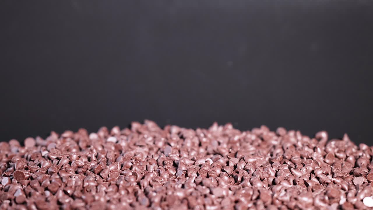 초콜릿 조각이 떨어지고 어리로 축적됩니다.