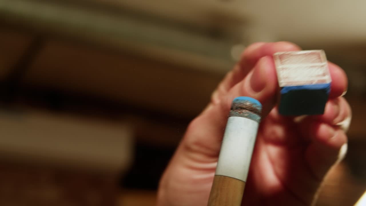 la aplicación de tiza a un taco de billar