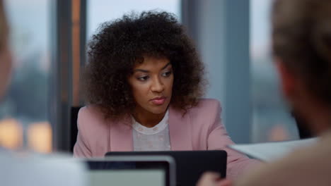 Mujer-De-Negocios-Hablando-Con-Socios.-Profesional-Mostrando-Los-Términos-Del-Contrato