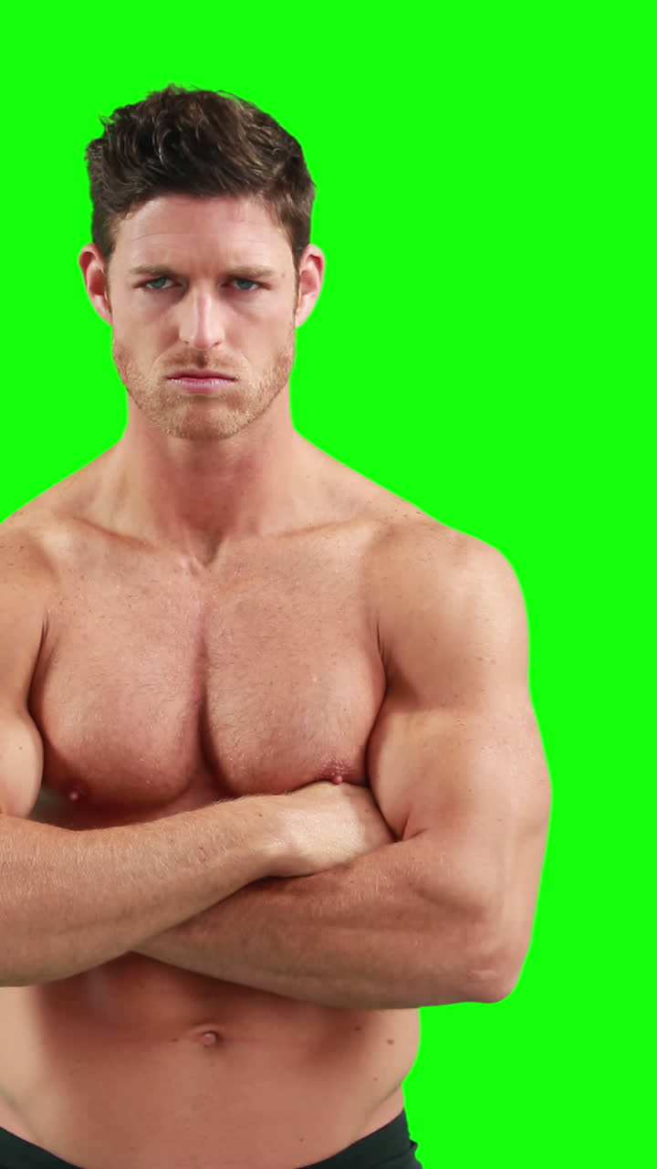 hombre musculoso con los brazos cruzados