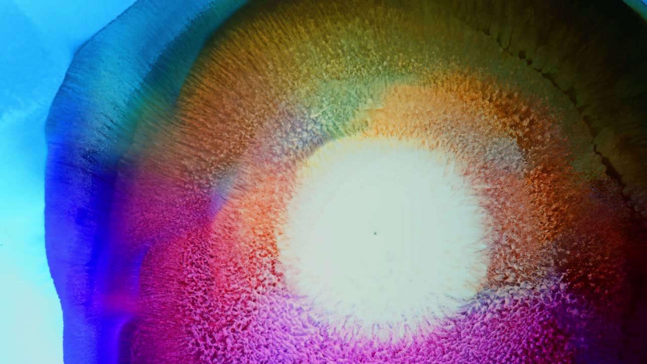 brillante colorido arco iris rojo reacción con tinta líquida pintura gota mancha en papel blanco fondo aceite sangrar florecimiento big bang explosión de supernova sol estrella membrana /