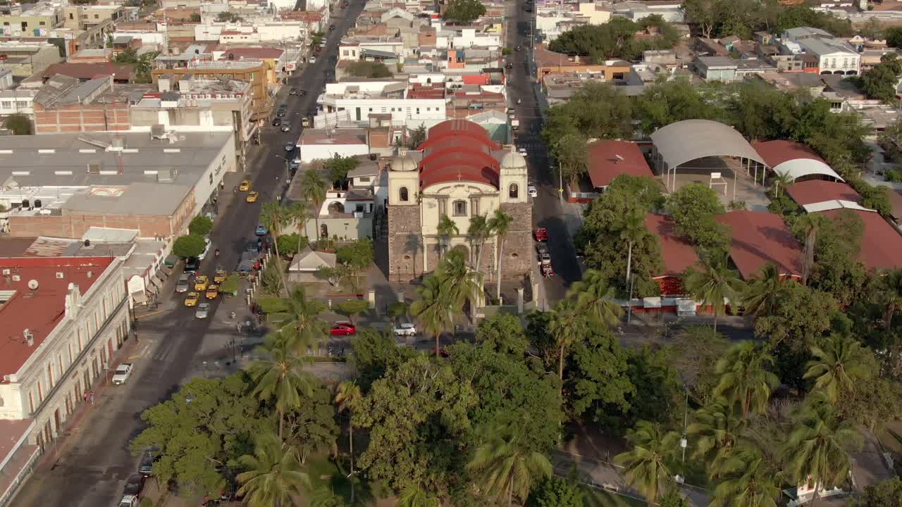 vista aérea de la parroquia de nuestra señora de la merced en colima, méxico - retirada de drones