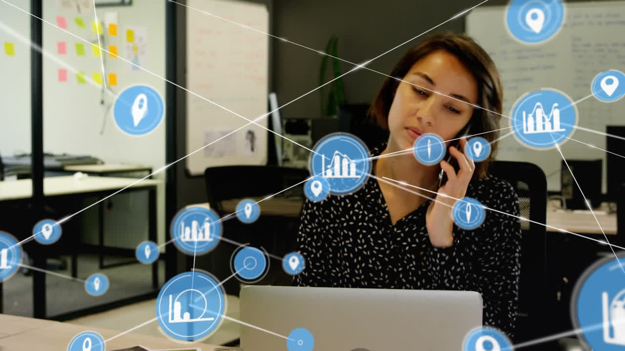 animación de una red de iconos digitales sobre una mujer caucásica hablando con un teléfono inteligente en la oficina