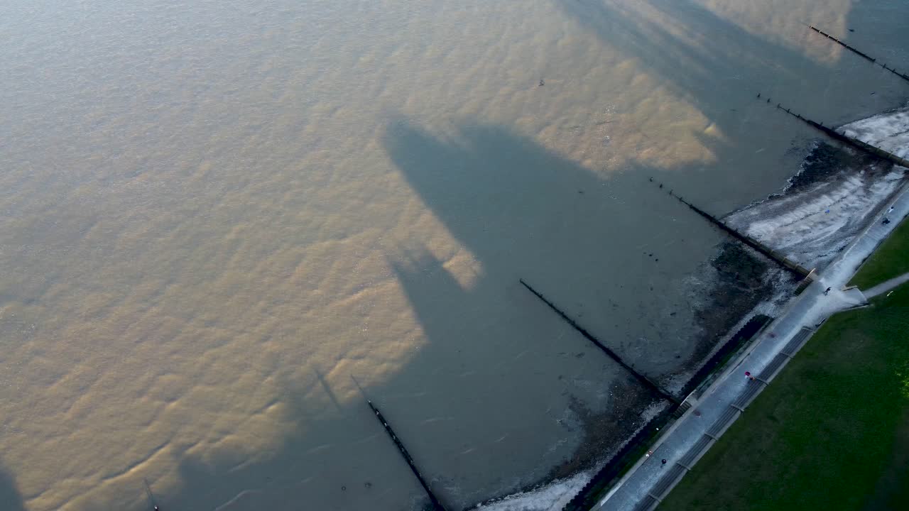 바다에서 푸른 초원으로 이동하는 공중 촬영