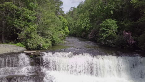 Fliegen-über-Wasserfälle-Im-Dupont-State-Park-In-North-Carolina