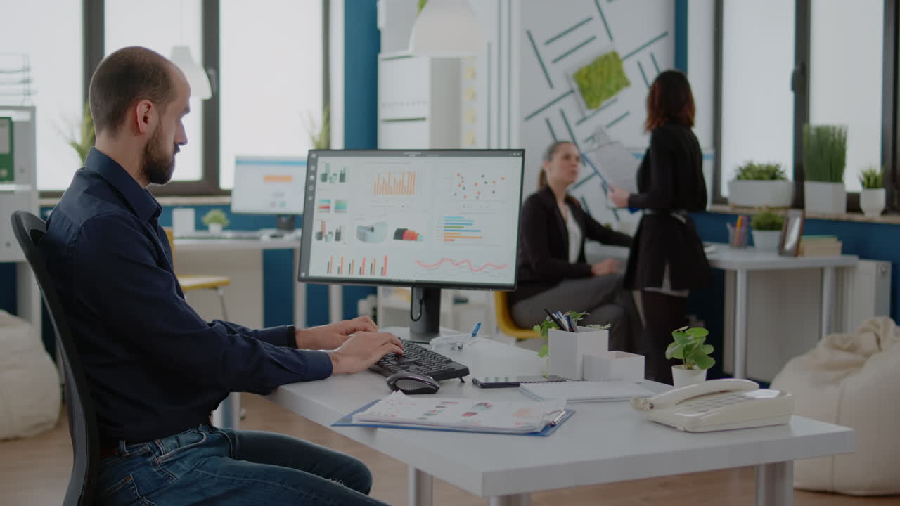 Virksomhedsansat, der arbejder på design af datadiagrammer